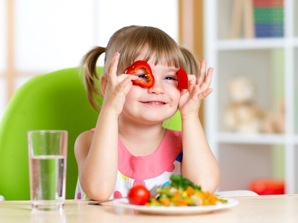 10 عناصر غذائية يحتاجها طفلك لينمو!