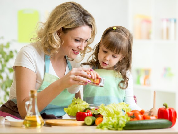 حتى لا يزيد معدل الملح عن حدّه في غذاء طفلك، إليكِ هذه النصائح!