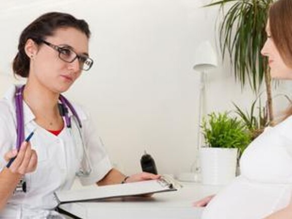 pregnant lady consulting doctor