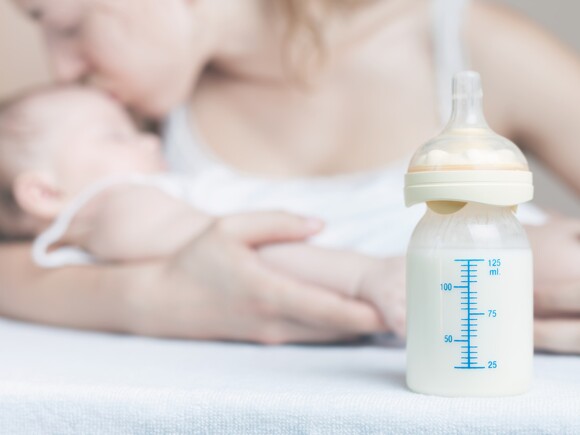 ما الفرق بين حساسية الحليب وعدم التحمل الخلقي للاكتوز عند الرضع؟