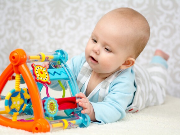 9 أنشطة وألعاب لتطوير دماغ الطفل الرضيع