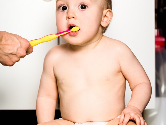 كيف تحمين صغيرك من تسوس الاسنان المبكر؟