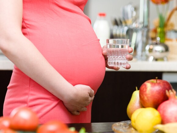 كيف تقين نفسكِ أعراض الجفاف خلال الحمل؟
