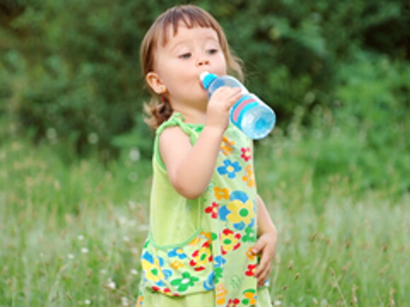 بهذه الخطوات تزيدين معدل استهلاك طفلكِ للمياه!