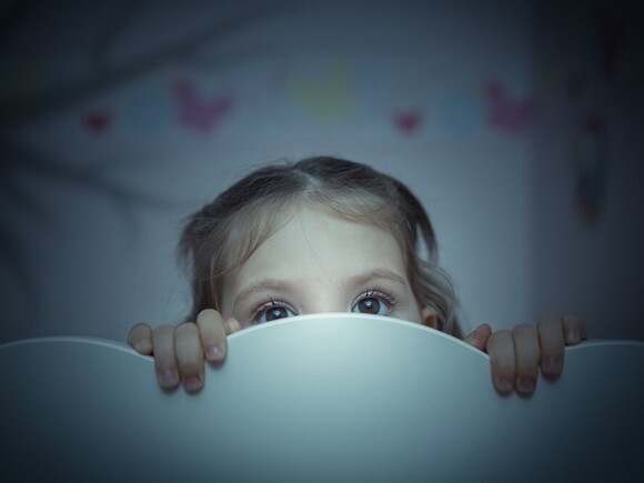 الخوف عند الاطفال: اسبابه وانواعه وكيفية التعامل معه