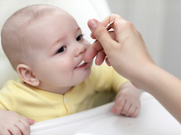 When and How to Introduce Solid and Weaning Foods To Babies?