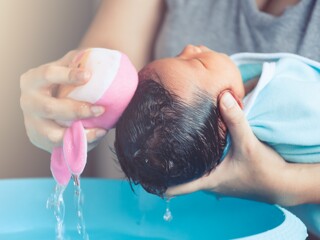 how to bath a newborn