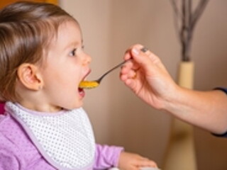 تأثير طاولة الطعام على الأطفال عندما يبدأون في الجلوس على المائدة