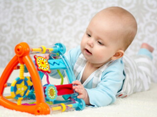 9 أنشطة وألعاب لتطوير دماغ الطفل الرضيع