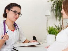 pregnant lady consulting doctor