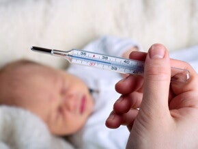 علاجات منزلية لمداواة الحمى عند الأطفال الرضع علاجات منزلية لمداواة الحمى عند الأطفال الرضع