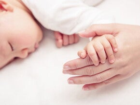 كيف تُساعدين طفلكِ على النوم خلال مرحلة التسنين؟