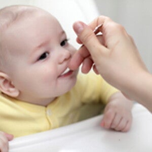 When and How to Introduce Solid and Weaning Foods To Babies?
