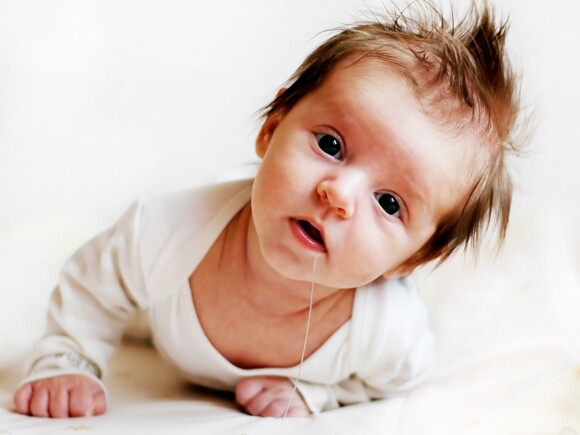 التقيّؤ عند الرضع: بين الطبيعي وغير الطبيعي