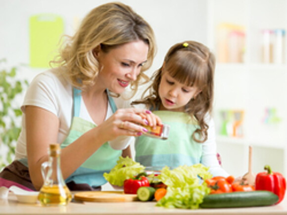 حتى لا يزيد معدل الملح عن حدّه في غذاء طفلك، إليكِ هذه النصائح!